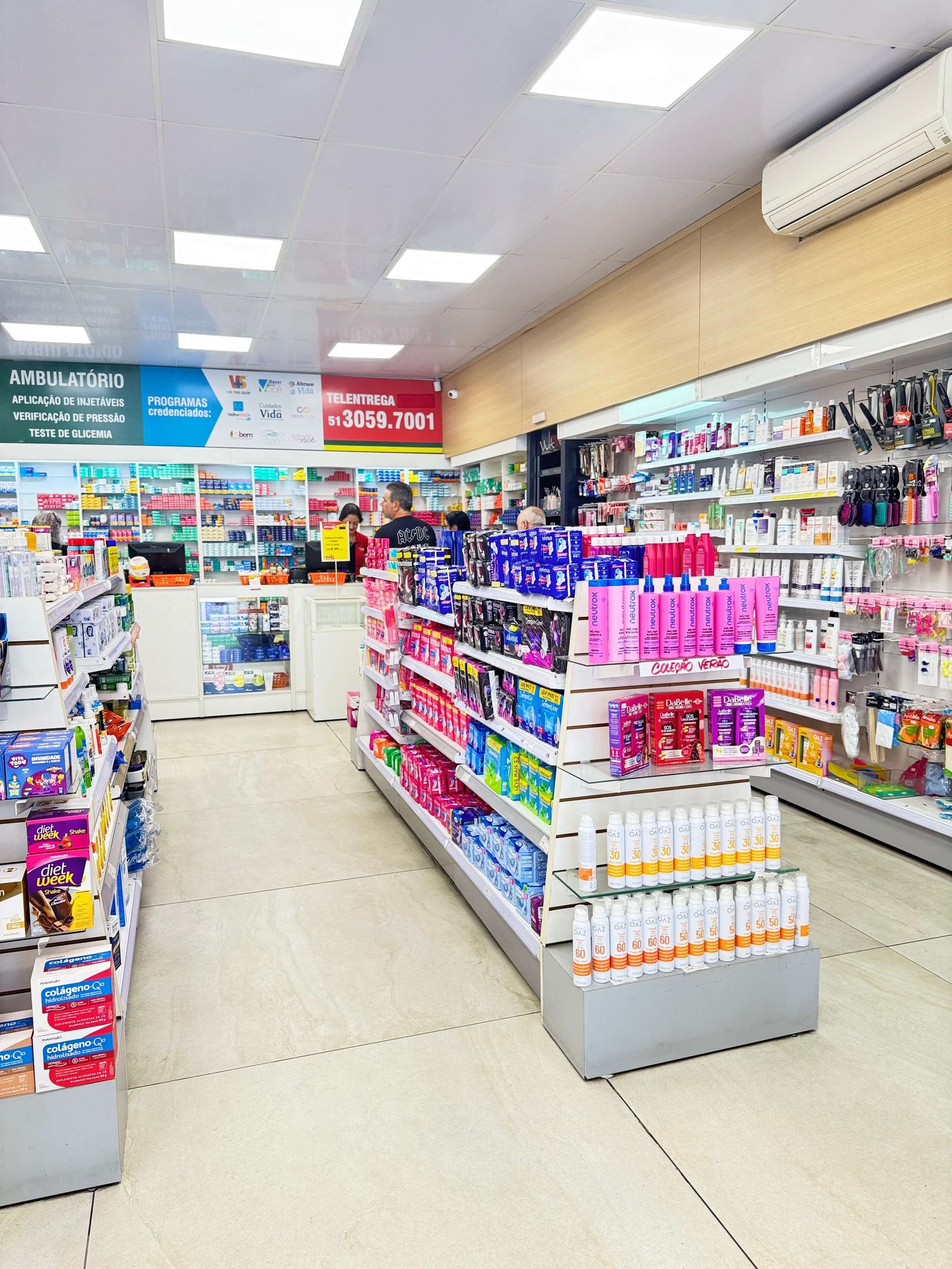 Área de autosserviço na Farmácia em Canoas – Popularmed Niterói, ambiente iluminado e limpo.