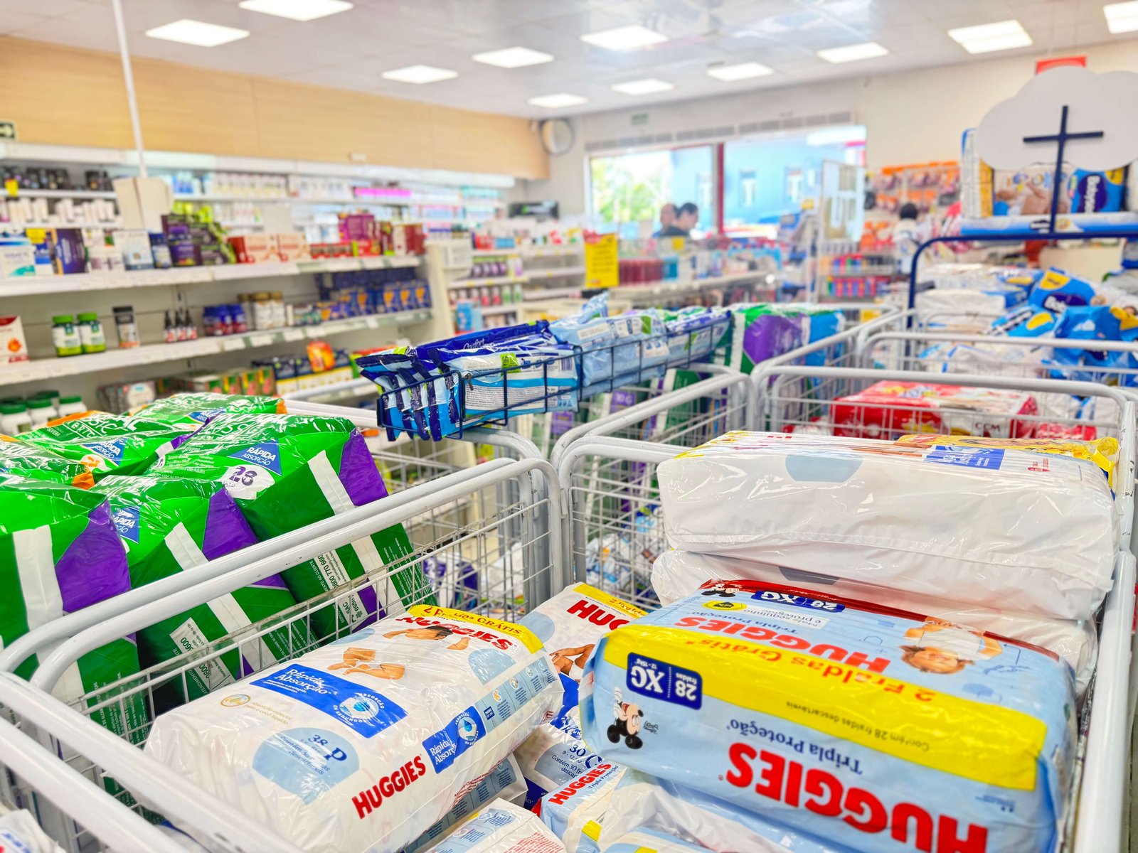 Corredor com vitaminas e suplementos na Popularmed Niterói, Canoas/RS.