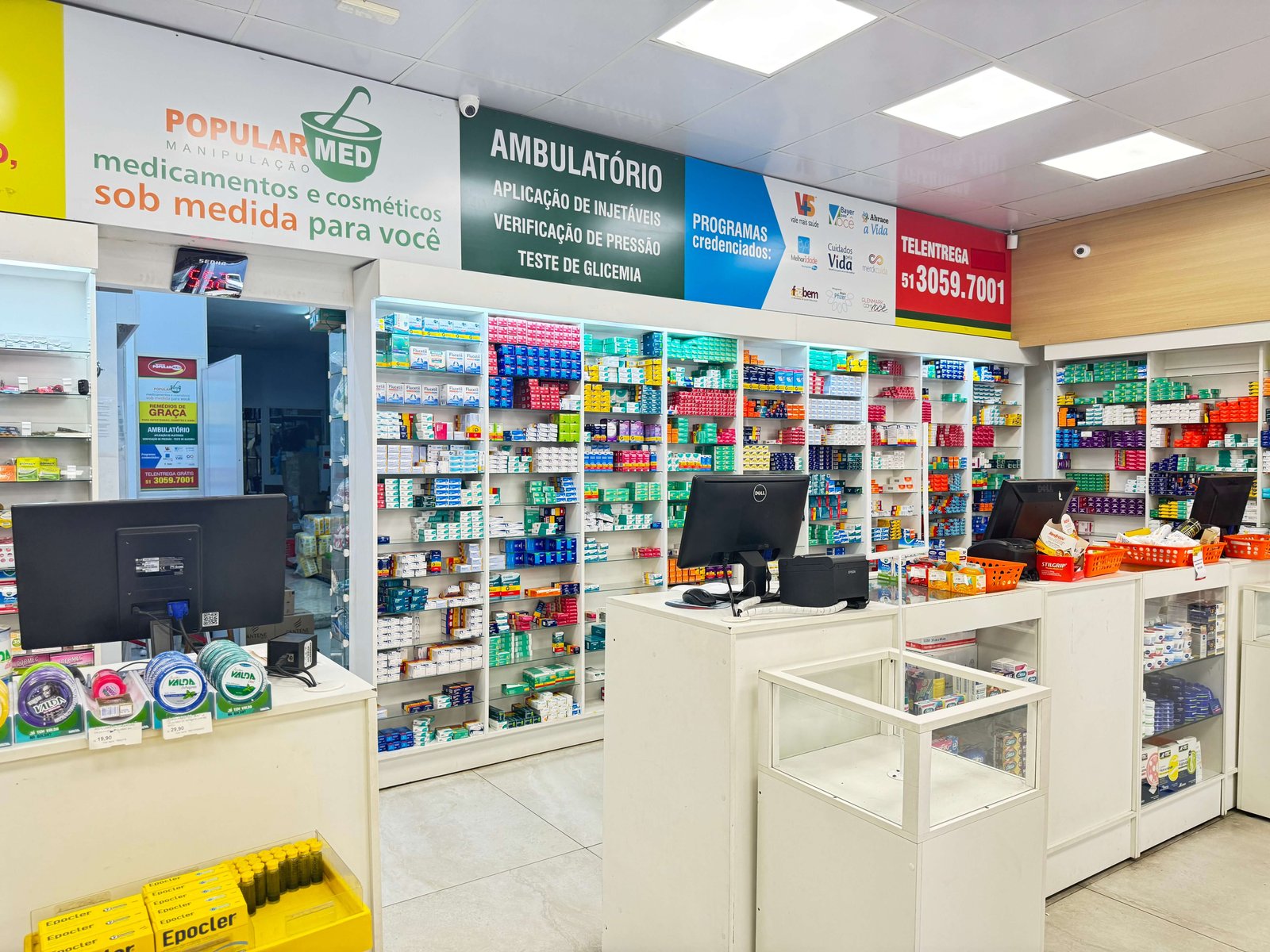Área central da Popularmed Niterói em Canoas, com grande variedade de produtos.