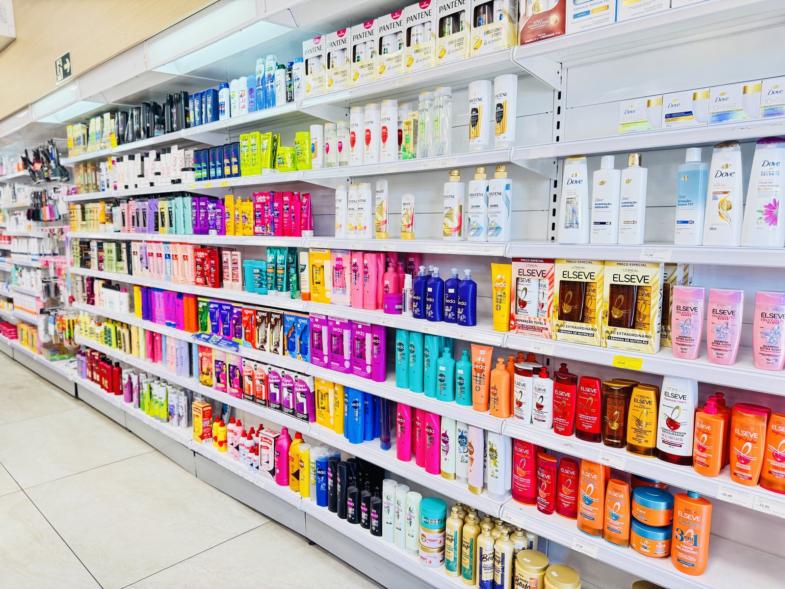 Corredor amplo e acessível na Farmácia em Canoas – Popularmed Niterói.